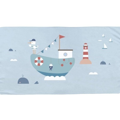 Tapete azul claro com padrão náutico com barco, gaivota, farol e baleias.