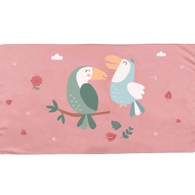 Tapete cor-de-rosa com estampa de dois pássaros coloridos e flores