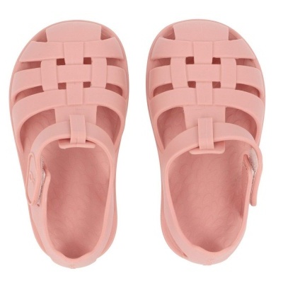 Sandálias rosa claras de plástico com tiras entrelaçadas