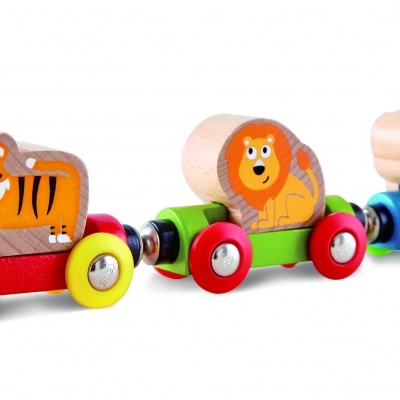 Três carrinhos de brinquedo em madeira com animais coloridos