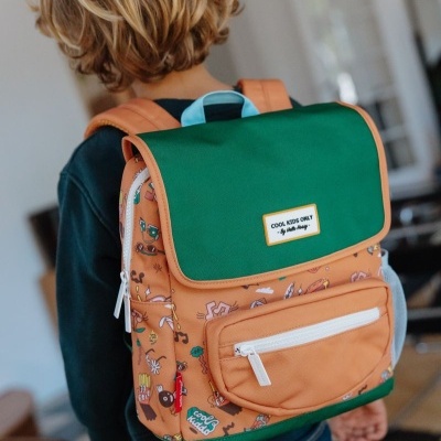 Mochila escolar colorida com tampa verde e bolso castanho com padrão desenhado