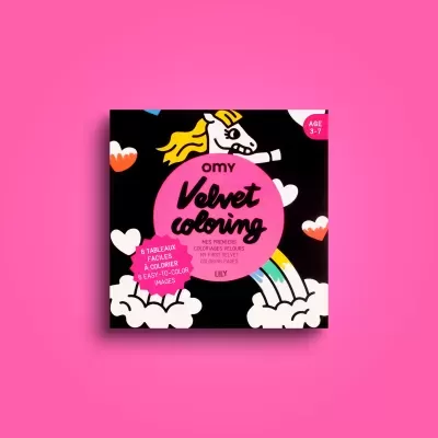 Capa preta e rosa de livro de colorir com desenho de unicórnio, corações e arco-íris.