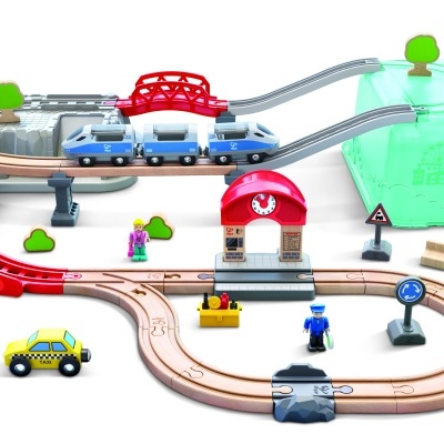 Conjunto de pista de comboio de madeira com comboio azul, estação vermelha e acessórios coloridos