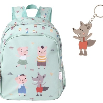 Mochila infantil azul clara com desenhos de porquinhos e lobo, ao lado chaveiro de lobo.