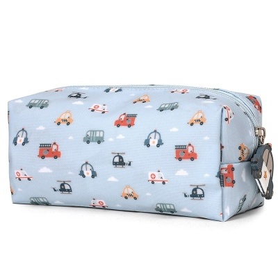 Estojo azul claro com padrão de veículos coloridos