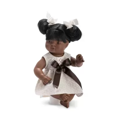 Boneca negra com vestido bege e branco e cabelo com laços brancos
