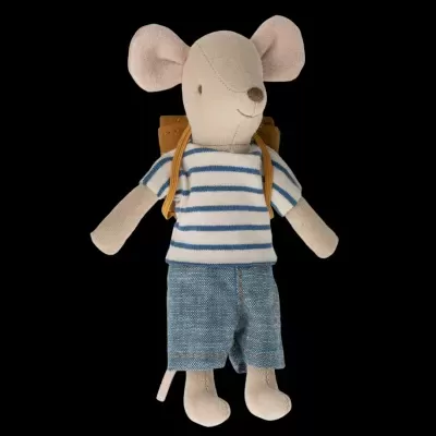 Boneco de rato com t-shirt riscada, calções e mochila castanha