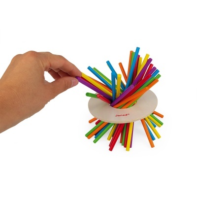 Jogo de palitos coloridos em suporte branco com mão a retirar um palito