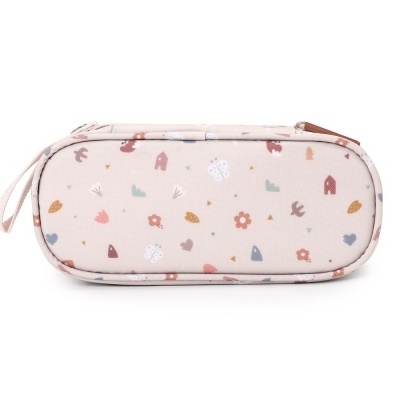 Estojo bege com padrão colorido de flores e corações