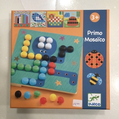 Caixa de Primo Mosaico Djeco com peças coloridas para montar padrões em base