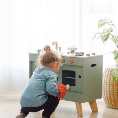 Cozinha de brincar verde claro em madeira com acessórios de cozinha