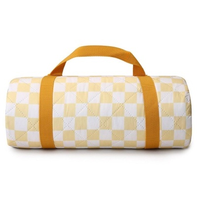 Bolsa de transporte com padrão xadrez branco e amarelo claro e duas alças amarelas