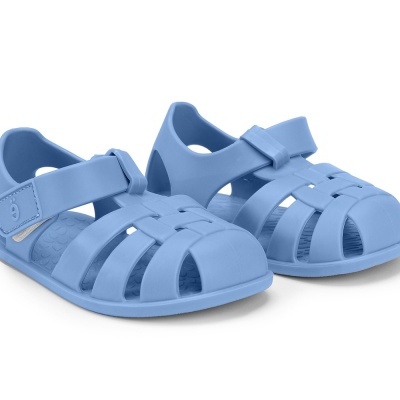 Sandálias azuis de criança em plástico com tiras largas e fecho ajustável