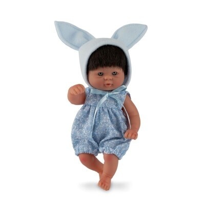 Boneca com macacão azul flores e touca azul com orelhas grandes