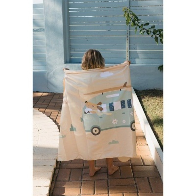 Manta bege com estampa de carrinha de campismo e elementos naturais.
