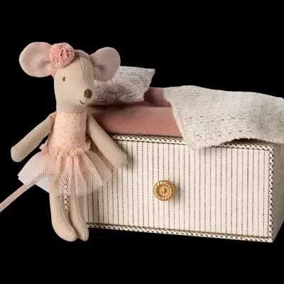 Boneca de rato de tecido com caixa branca e tecido