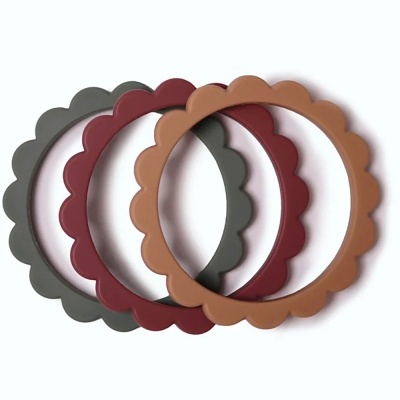 Três anéis de silicone ondulados em três cores.