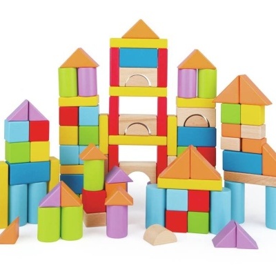 Conjunto de blocos de construção de madeira coloridos organizados em várias estruturas