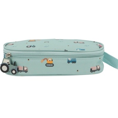 Estojo escolar oval azul com padrão de veículos de construção e puxador em forma de trator