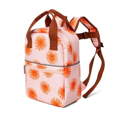 Mochila rosa claro com flores laranja e alças castanhas