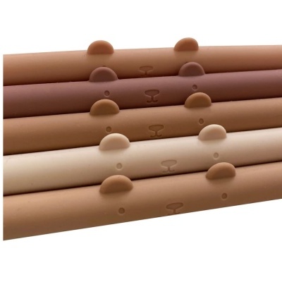 Canetas de gel em tons de castanho com padrão de urso em relevo.