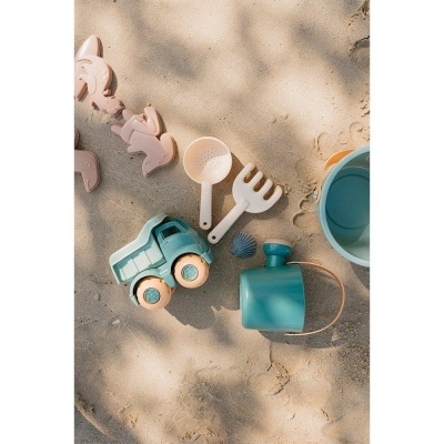 Brinquedos de praia em areia com camião, balde, regador, pá e ancinho