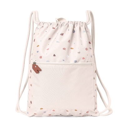 mochila saco bege com padrão colorido e bolso frontal