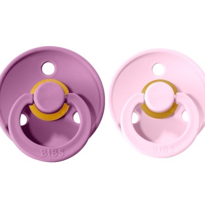 Dois chuchas BIBS, uma roxa e uma rosa, com aro circular e botão central