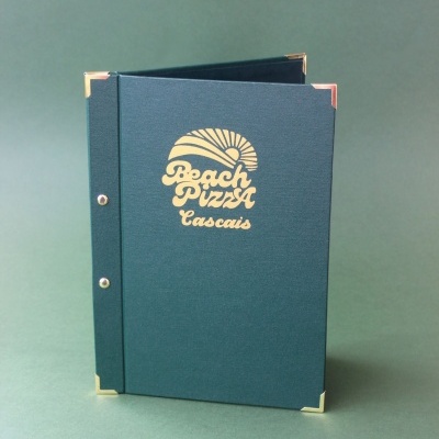 Menu verde escuro com logótipo Beach Pizza Cascais dourado