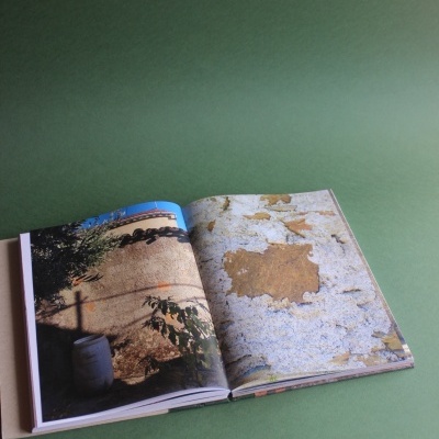 Livro aberto com fotografias de texturas e natureza