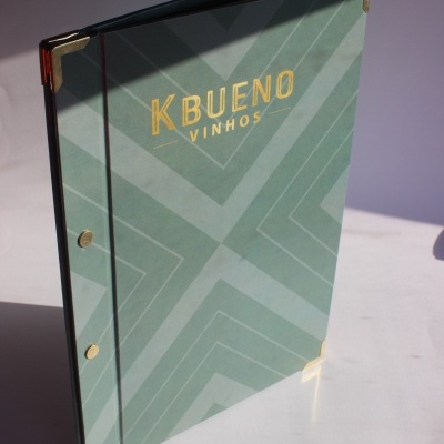 Menu verde geométrico com texto dourado K BUENO VINHOS