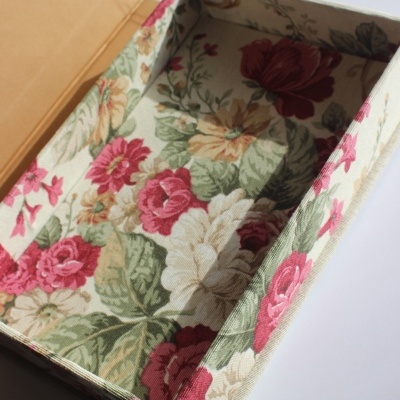 Caixa retangular aberta com forro floral colorido
