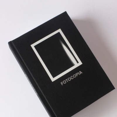 Livro preto com capa dura e palavra FOTOCOPIA na capa
