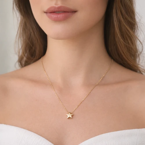 Colar dourado com pendente estrela usado no pescoço de mulher