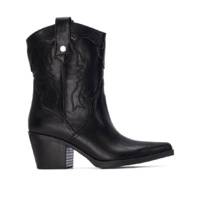 Bota de pele preta com salto médio e detalhe decorativo