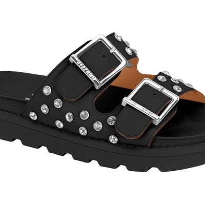Sandália preta com duas tiras e fivelas prateadas com tachas brilhantes
