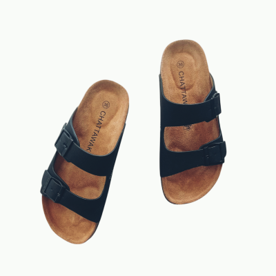 Par de sandálias negras com palmilha castanha e tiras ajustáveis