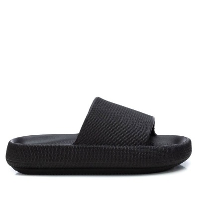Chinelo preto tipo slide com sola espessa