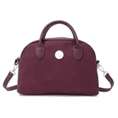 Mala de mão bordeaux com alças de pele e pendente prateado