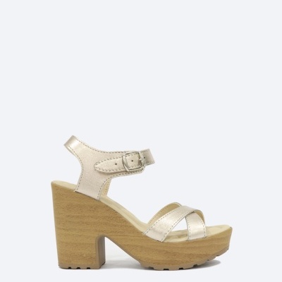 Sandália de salto alto creme metálico com base em madeira