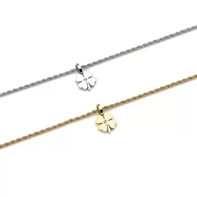 Dois colares finos, prata e dourado, com pendente de trevo de quatro folhas e pequeno brilhante