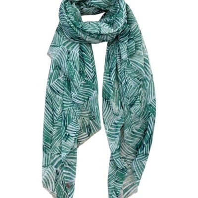 Lenço verde com padrão de folhas brancas