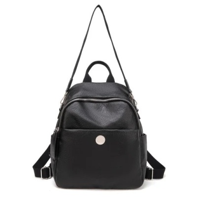 Mochila pequena preta em tecido semelhante a pele com bolso frontal e alças ajustáveis