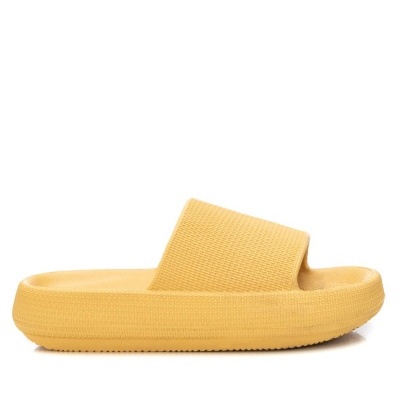 Chinelo slide amarelo de borracha com textura de malha
