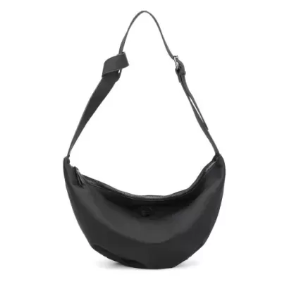 Mala preta semicircular com alça ajustável