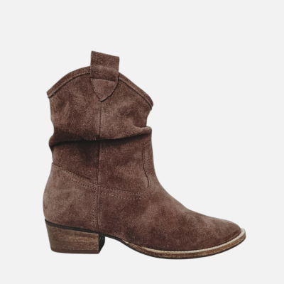 Bota curta de camurça marrom com salto quadrado de madeira