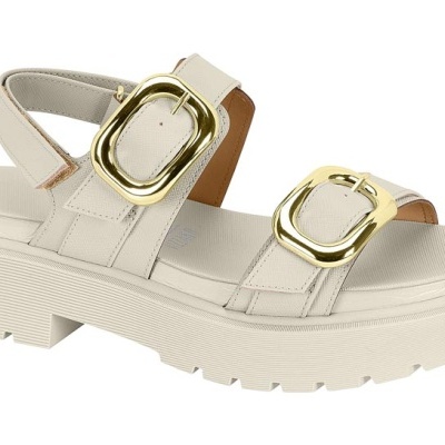 Sandália feminina bege com duas fivelas douradas e sola grossa