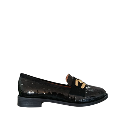 Sapato tipo mocassim feminino preto com textura crocodilo e detalhe metálico dourado