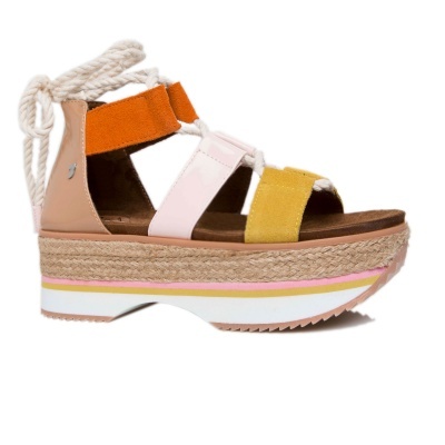 Sandália plataforma colorida com tiras largas e atacadores de corda branca