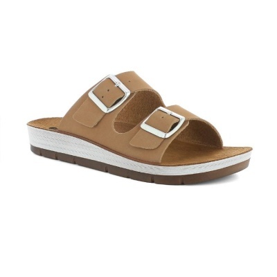 Sandália castanha com duas fivelas prateadas e sola branca sobre fundo branco